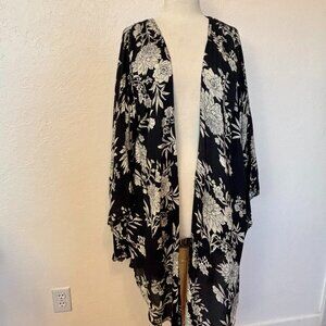 Share Amuse Society Kimono style open robe SZ M-L Black and white floral Soft Ra